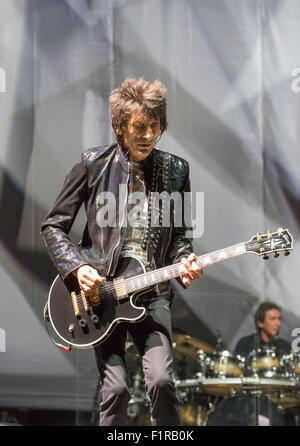 Ewhurst, Surrey, England.  5. September 2015.  Ronnie Wood spielt die Gitarre live auf der Bühne mit The Faces. Die Gesichter Wiedersehen: Rod Stewart, Ronnie Wood und Kenney Jones, die überlebenden Mitglieder der The Faces durchgeführt zusammen zum ersten Mal in mehr als 40 Jahren in einem live-Konzert am Hurtwood Park Polo Club, Ewhurst, Surrey, England, als Teil des Felsens ' n ' PS-Veranstaltung zur Unterstützung der Prostate Cancer UK. Bildnachweis: Graham Lehrling/Alamy Live-Nachrichten Stockfoto