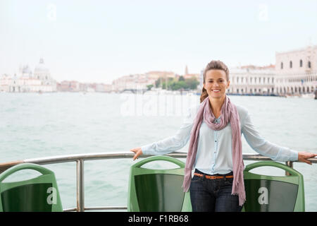 Venedig mit dem Boot, was besseren Weg, um die Sehenswürdigkeiten und Klänge aus der Ferne von dieser magischen Stadt zu bewundern... Stockfoto