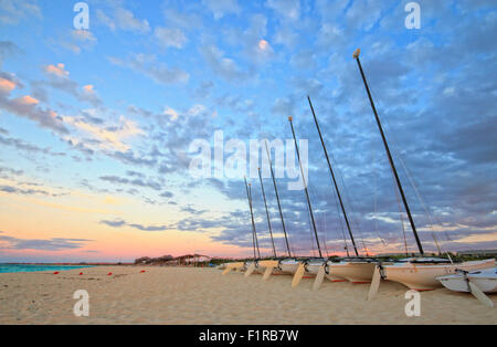 Segelboote ruht auf Sandstrand in tropischen Resort auf Cayo Santa Maria in Kuba in der Abenddämmerung Stockfoto