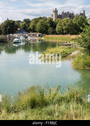 Eine Ansicht von Arundel Castle und dem Fluss Arun an einem Sommertag Stockfoto