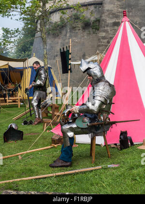 Ein Ritter in glänzender Rüstung bereitet für ein Turnier Stockfoto