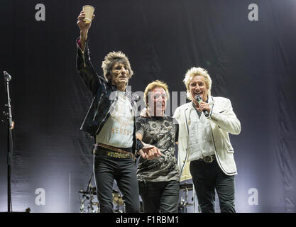 Ewhurst, Surrey, England.  5. September 2015.  Rod Stewart, Ronnie Wood und Kenney Jones live auf der Bühne nehmen den Applaus des Publikums am Ende von The Faces Reunion Leistung.  Die Gesichter Wiedersehen: Rod Stewart, Ronnie Wood und Kenney Jones, die überlebenden Mitglieder der The Faces durchgeführt zusammen zum ersten Mal in mehr als 40 Jahren in einem live-Konzert am Hurtwood Park Polo Club, Ewhurst, Surrey, England, als Teil des Felsens ' n ' PS-Veranstaltung zur Unterstützung der Prostate Cancer UK. Bildnachweis: Graham Lehrling/Alamy Live-Nachrichten Stockfoto