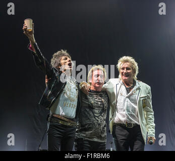 Ewhurst, Surrey, England.  5. September 2015.  Rod Stewart, Ronnie Wood und Kenney Jones live auf der Bühne nehmen den Applaus des Publikums am Ende von The Faces Reunion Leistung.  Die Gesichter Wiedersehen: Rod Stewart, Ronnie Wood und Kenney Jones, die überlebenden Mitglieder der The Faces durchgeführt zusammen zum ersten Mal in mehr als 40 Jahren in einem live-Konzert am Hurtwood Park Polo Club, Ewhurst, Surrey, England, als Teil des Felsens ' n ' PS-Veranstaltung zur Unterstützung der Prostate Cancer UK. Bildnachweis: Graham Lehrling/Alamy Live-Nachrichten Stockfoto