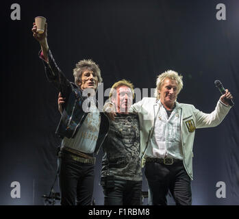 Ewhurst, Surrey, England.  5. September 2015.  Rod Stewart, Ronnie Wood und Kenney Jones live auf der Bühne nehmen den Applaus des Publikums am Ende von The Faces Reunion Leistung.  Die Gesichter Wiedersehen: Rod Stewart, Ronnie Wood und Kenney Jones, die überlebenden Mitglieder der The Faces durchgeführt zusammen zum ersten Mal in mehr als 40 Jahren in einem live-Konzert am Hurtwood Park Polo Club, Ewhurst, Surrey, England, als Teil des Felsens ' n ' PS-Veranstaltung zur Unterstützung der Prostate Cancer UK. Stockfoto