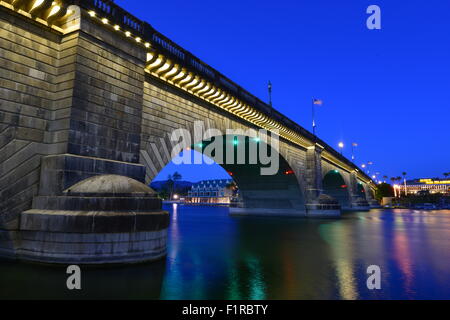 London Bridge bei Sonnenaufgang am Lake Havasu Stockfoto