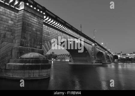 London Bridge bei Sonnenaufgang am Lake Havasu Stockfoto