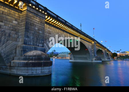 London Bridge bei Sonnenaufgang am Lake Havasu Stockfoto