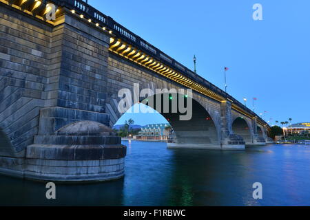 London Bridge bei Sonnenaufgang am Lake Havasu Stockfoto