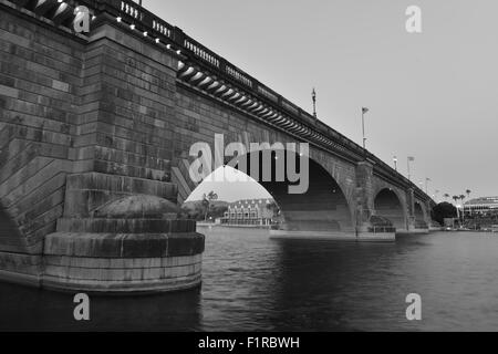 London Bridge bei Sonnenaufgang am Lake Havasu Stockfoto