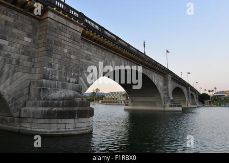 London Bridge bei Sonnenaufgang am Lake Havasu Stockfoto