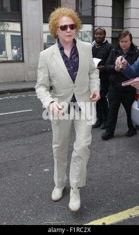 London, UK, 24. Mai 2015: Mick Hucknall gesehen bei der BBC radio 2 Studios in London Stockfoto