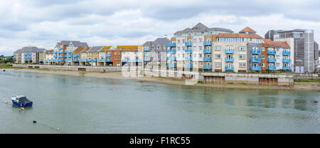 Panorama von riverside Apartments entlang des Flussufers in Shoreham-by-Sea, West Sussex, England, UK. Stockfoto