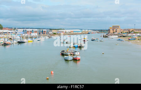 Boote vertäut und verankert auf dem Fluss Adur in Shoreham von Meer, West Sussex, England, UK. Stockfoto