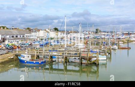 Boote und Yachten in der Marina auf dem Fluss Adur in Shoreham-by-Sea, West Sussex, England, UK. Stockfoto