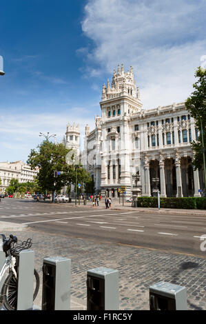 Madrid, Spanien - 3. September 2015: Öffentliche Fahrradverleih vor Madrid City Council. Stockfoto