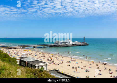 Der Strand und die Seebrücke in Bournemouth, Dorset, England, UK Stockfoto