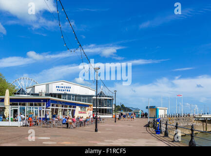 Pier Point Restaurant und die Bar durch die Princess Theatre auf der Promenade, Torquay, Torbay, Devon, England, UK Stockfoto