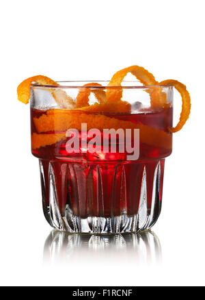 Negroni alkoholischen Cocktail verziert mit orange Twist. Vor der offiziellen IBA-Cocktail Abendessen Stockfoto