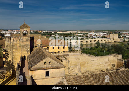 Blick auf Turm der Hommage und Römerbrücke über den Fluss Guadalquivir vom Turm des Löwen Alcazar Cordoba Stockfoto