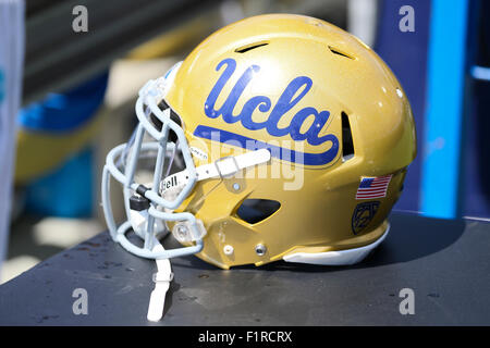 Pasadena, CA. 5 Sep 2015. UCLA helmetin das Spiel zwischen den Virginia Cavaliers und die UCLA Bruins, die Rose Bowl in Pasadena, CA. Fotograf: Peter Joneleit für Cal Sport Media/Alamy Live News Stockfoto