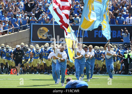 Pasadena, CA. 5 Sep 2015. UCLA nimmt das Feld vor dem Spiel zwischen den Virginia Cavaliers und die UCLA Bruins und der Rose Bowl in Pasadena, CA. Fotograf: Peter Joneleit für Cal Sport Media/Alamy Live News Stockfoto