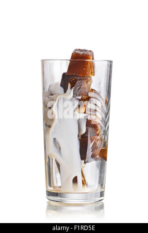 Milchkaffee cocktail aus gefrorenem Kaffee Cubes in Longdrinkglas geben. Geeiste Milchkaffee Stockfoto