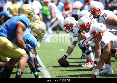 Pasadena, CA. 5 Sep 2015. Beide Teams vor dem Snap an der Line Of Scrimmage im Spiel zwischen den Virginia Cavaliers und die UCLA Bruins und der Rose Bowl in Pasadena, CA. Fotograf: Peter Joneleit für Cal Sport Media/Alamy Live News Stockfoto