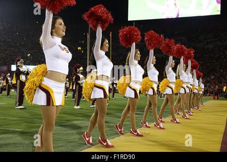 Los Angeles, CA, d. h. USA. 5. Sep, 2015. 5. September 2015: USC Lied Mädchen jubeln vor dem Spiel zwischen den Arkansas Zustand Rot Wölfe und die USC Trojans, das Kolosseum in Los Angeles, CA. Fotograf: Peter Joneleit für Zuma Wire Service © Peter Joneleit/ZUMA Draht/Alamy Live News Stockfoto