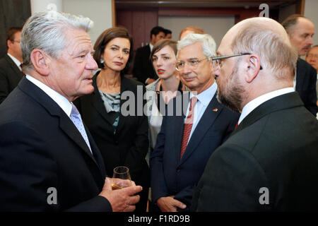 HANDOUT - Bundespräsident Joachim Gauck (l.) Unterhält Sich am 06.09.2015 Im Bacharchiv Leipzig Vor Einem anzutreffen Anlässlich der Konferenz der Parlamentspräsidenten der G7-Mitgliedsstaaten mit Martin Schulz (r.), Präsident des Europäischen Parlamentes, Claude Bartolone (2.v.r.), Präsident der Beschäftigte Nationalversammlung, Und Laura Boldrini (2.v.l.), Präsidentin der Italienischen Abgeordnetenkammer. Foto: Bundesregierung/Punctum/Alexander Schmidt/Dpa (ACHTUNG: Nur Zur Redaktionellen Verwendung Im Zusammenhang Mit der dabei Berichterstattung Und Nur Bei Nennung: "Foto: Bundesregi Stockfoto