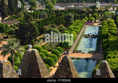 Blick auf Gärten und Teichen durch Tower of Lions Zinnen Alcazar Cordoba Andalusien Spanien Stockfoto