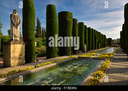 Teiche am Kings Walk mit Statuen der katholischen Könige und Christopher Columbus Alcazar Cordoba Stockfoto