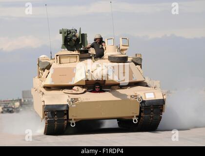 Auftragnehmer von der Baustelle Coleman führen Funktionsprüfungen ein M1A2 Abrams-Panzer während der US-Army Europa Sustainment Gelände Walk 1. September 2015 in Mannheim, Deutschland. Stockfoto