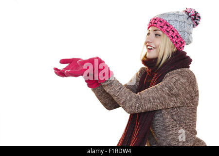 Attraktive Frau mit gestrickt Winterkleidung lächelnd bei gleichzeitiger Erhöhung ihrer Hände. Optimistische, positive, warme Konzept. Retuschiert, s Stockfoto