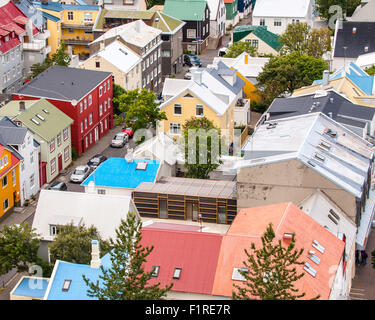 Reykjavik, Island. 28. Juli 2015. Blick auf die Dächer der hypochondrischen der isländischen Hauptstadt Reykjavik aus vom Aussichtsturm Wahrzeichen HallgrÃmskirkja (Kirche des HallgrÃmur). Der Aussichtsturm Aussichtsplattform ist ein beliebtes Touristenziel. © Arnold Drapkin/ZUMA Draht/Alamy Live-Nachrichten Stockfoto