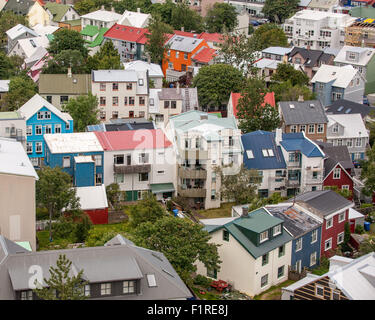 Reykjavik, Island. 28. Juli 2015. Blick auf die Dächer der hypochondrischen der isländischen Hauptstadt Reykjavik aus vom Aussichtsturm Wahrzeichen HallgrÃmskirkja (Kirche des HallgrÃmur). Der Aussichtsturm Aussichtsplattform ist ein beliebtes Touristenziel. © Arnold Drapkin/ZUMA Draht/Alamy Live-Nachrichten Stockfoto