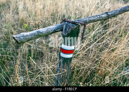 Wanderschild, alter Zaun auf dem Land, Palava, Südmähren, Tschechien Stockfoto