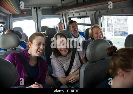 Isle Of Wight, UK, Samstag, 15. August 2015. Mitglieder des London Polytechnic Teams auf der jährlichen Sandown, Shanklin schwimmen. Sandown, Shanklin Meer schwimmen ist Gezeiten betreutes Schwimmen 2 Meile auch bekannt als das Pier, Pier-schwimmen. Reisen mit dem Bus an den Start. Stockfoto