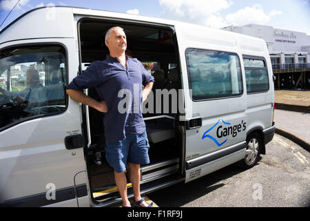 Isle Of Wight, UK, Samstag, 15. August 2015. Mitglieder des London Polytechnic Teams auf der jährlichen Sandown, Shanklin schwimmen. Sandown, Shanklin Meer schwimmen ist Gezeiten betreutes Schwimmen 2 Meile auch bekannt als das Pier, Pier-schwimmen. Reisen mit dem Bus an den Start. Stockfoto