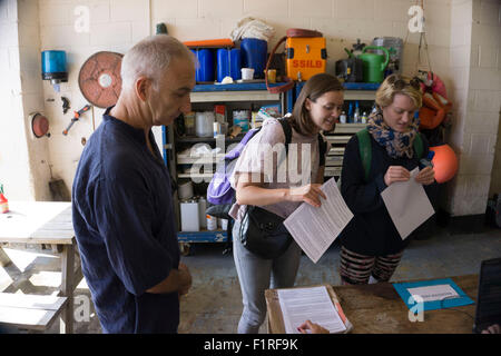Isle Of Wight, UK, Samstag, 15. August 2015. Mitglieder des London Polytechnic Teams auf der jährlichen Sandown, Shanklin schwimmen. Sandown, Shanklin Meer schwimmen ist Gezeiten betreutes Schwimmen 2 Meile auch bekannt als das Pier, Pier-schwimmen. Registrierung und Nummerierung. Stockfoto