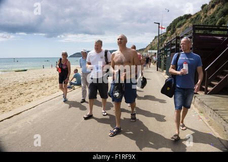Isle Of Wight, UK, Samstag, 15. August 2015. Mitglieder des London Polytechnic Teams auf der jährlichen Sandown, Shanklin schwimmen. Sandown, Shanklin Meer schwimmen ist Gezeiten betreutes Schwimmen 2 Meile auch bekannt als das Pier, Pier-schwimmen. Immer bereit für das Rennen Stockfoto