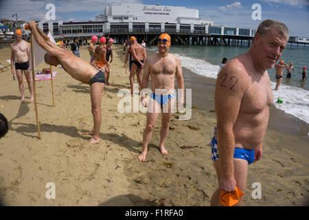 Isle Of Wight, UK, Samstag, 15. August 2015. Mitglieder des London Polytechnic Teams auf der jährlichen Sandown, Shanklin schwimmen. Sandown, Shanklin Meer schwimmen ist Gezeiten betreutes Schwimmen 2 Meile auch bekannt als das Pier, Pier-schwimmen. Immer bereit für das Rennen Stockfoto