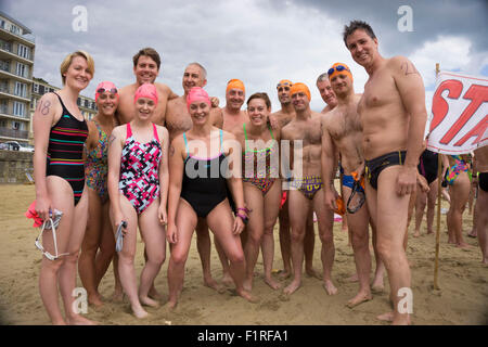 Isle Of Wight, UK, Samstag, 15. August 2015. Mitglieder des London Polytechnic Teams auf der jährlichen Sandown, Shanklin schwimmen. Sandown, Shanklin Meer schwimmen ist Gezeiten betreutes Schwimmen 2 Meile auch bekannt als das Pier, Pier-schwimmen. Team-Porträt. Stockfoto