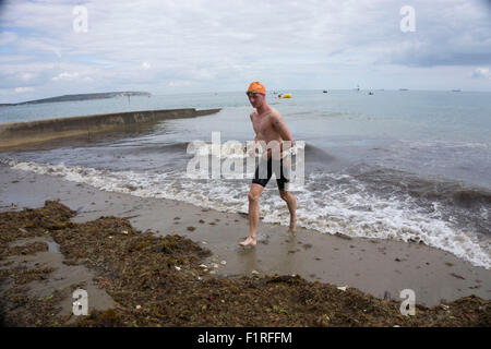 Isle Of Wight, UK, Samstag, 15. August 2015. Mitglieder des London Polytechnic Teams auf der jährlichen Sandown, Shanklin schwimmen. Sandown, Shanklin Meer schwimmen ist Gezeiten betreutes Schwimmen 2 Meile auch bekannt als das Pier, Pier-schwimmen. Sieger des Rennens Mens. Stockfoto