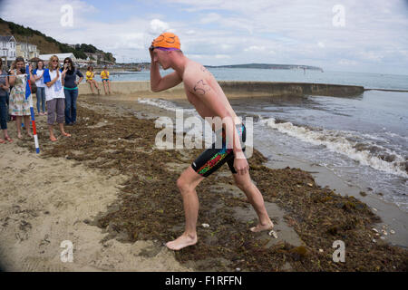 Isle Of Wight, UK, Samstag, 15. August 2015. Mitglieder des London Polytechnic Teams auf der jährlichen Sandown, Shanklin schwimmen. Sandown, Shanklin Meer schwimmen ist Gezeiten betreutes Schwimmen 2 Meile auch bekannt als das Pier, Pier-schwimmen. Sieger des Rennens Mens. Stockfoto