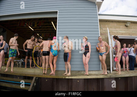 Isle Of Wight, UK, Samstag, 15. August 2015. Mitglieder des London Polytechnic Teams auf der jährlichen Sandown, Shanklin schwimmen. Sandown, Shanklin Meer schwimmen ist Gezeiten betreutes Schwimmen 2 Meile auch bekannt als das Pier, Pier-schwimmen. Abspülen. Stockfoto