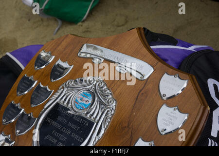 Isle Of Wight, UK, Samstag, 15. August 2015. Mitglieder des London Polytechnic Teams auf der jährlichen Sandown, Shanklin schwimmen. Sandown, Shanklin Meer schwimmen ist Gezeiten betreutes Schwimmen 2 Meile auch bekannt als das Pier, Pier-schwimmen. Trophäe. Stockfoto