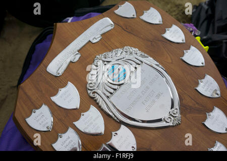 Isle Of Wight, UK, Samstag, 15. August 2015. Mitglieder des London Polytechnic Teams auf der jährlichen Sandown, Shanklin schwimmen. Sandown, Shanklin Meer schwimmen ist Gezeiten betreutes Schwimmen 2 Meile auch bekannt als das Pier, Pier-schwimmen. Trophäe. Stockfoto