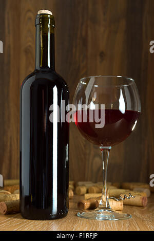 Flasche roten Wein und Glas, Korken und Korkenzieher Stockfoto