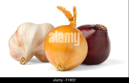 Zwiebeln und Knoblauch, isoliert auf weiss Stockfoto