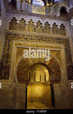 Mihrab Qibla Wand mit Goldmosaik-Design und Kalligrafie an der Gebetsraum der Moschee von Cordoba Kathedrale Stockfoto